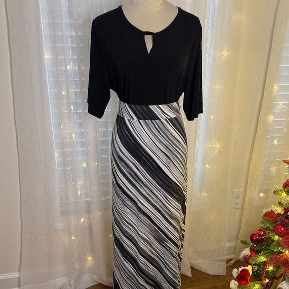 Liz Claiborne Dresses & Skirts - Liz Claiborne Black and White Maxi Skirt Paired with Liz Claiborne Black Top